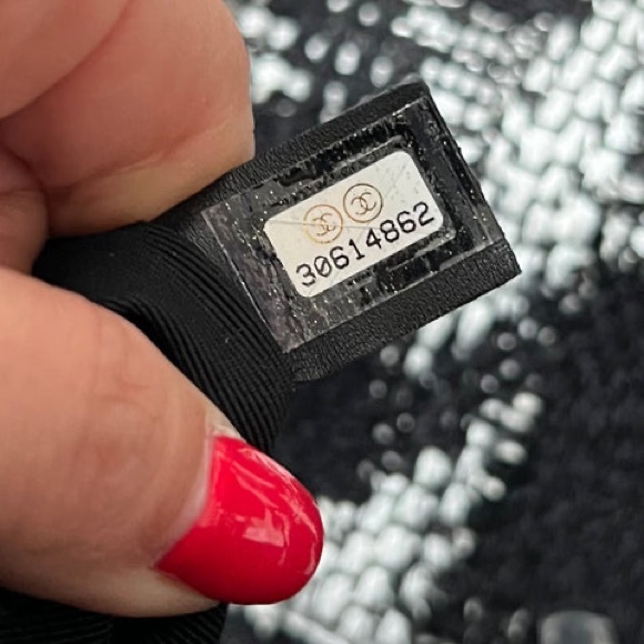 CHANEL 19 BAG (AUTHENTIC) - Picture 9 of 12